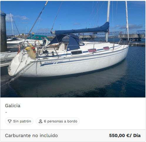 Barco blanco amarrado en puerto